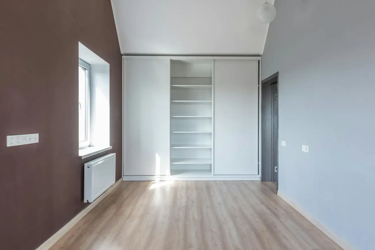 Vestavná skříň do podkrovního bytu